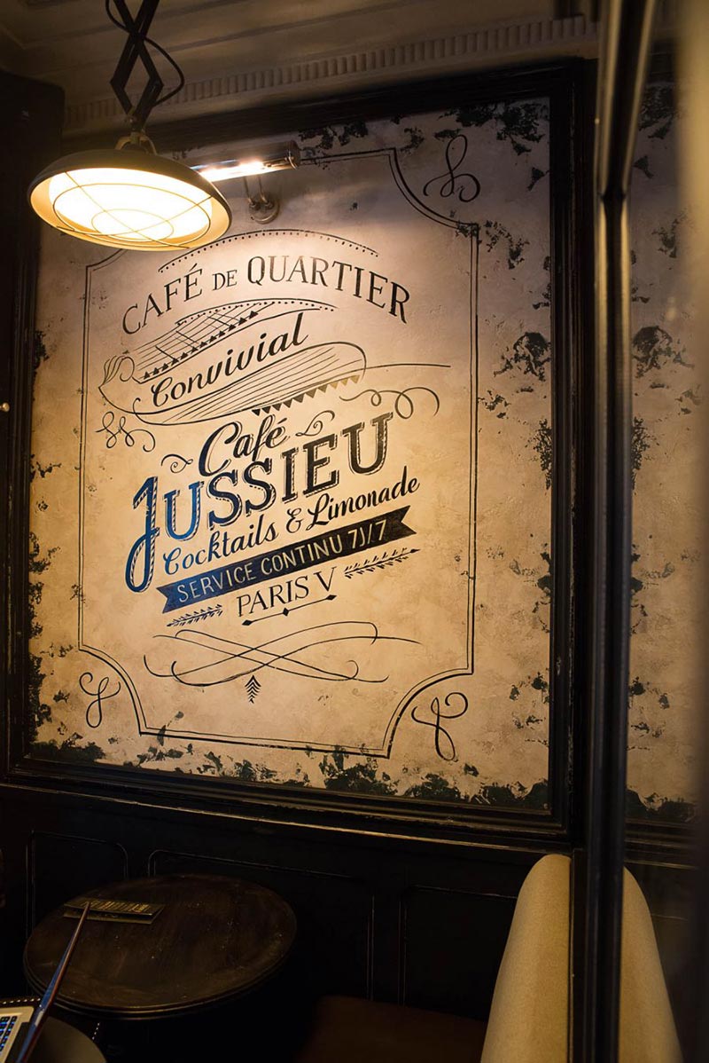 Le graphisme et l'identité visuelle ont été fait par le Studio Emma Roux pour le Café Jussieu de Paris. Carte de visite et menu.
