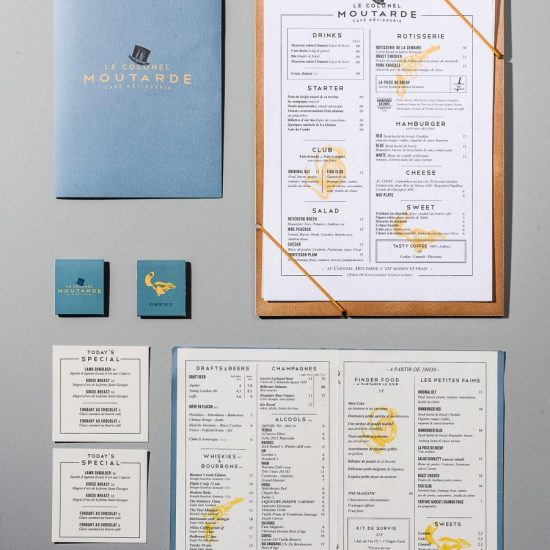 Le graphisme et l'identité visuelle ont été fait par le Studio Emma Roux pour le café Le Colonel Moutarde de Paris. Menus et carte de visite.