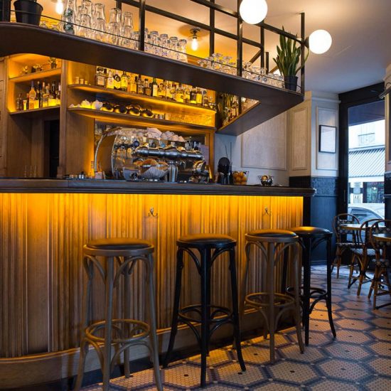 Comptoir et tabourets de bar du Café Mademoiselle de Paris. Sol en mosaique Whickelmans. Décoration par le Studio Emma Roux