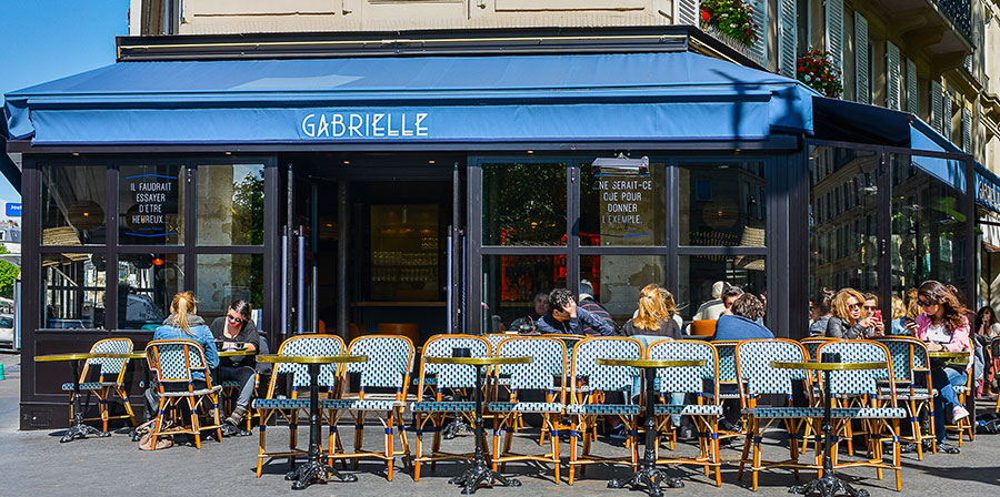 Le Studio Emma Roux a été choisi pour décorer le Café Gabrielle dans l'esprit des brasseries Parisiennes. Terrasse extérieure, store et signalétique.