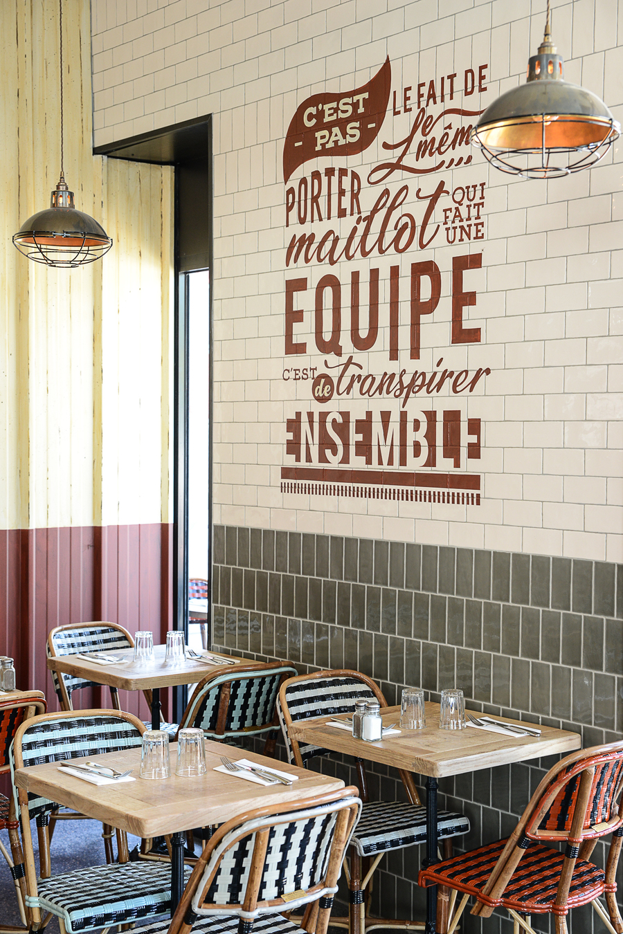 Le Studio Emma Roux a décoré le restaurant les Gentlemen de Nanterre ainsi qu'a l'identité visuelle de ce bistrot