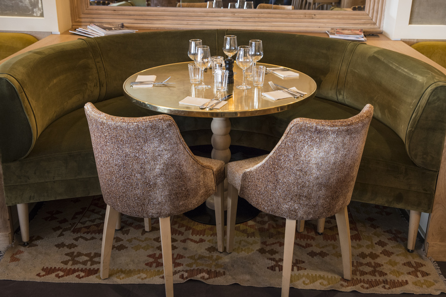Restaurant Le Murillo de Paris - Décoration Emma Roux. Fauteuils et banquettes en velour, plateau de table laiton, pied en bois brut.