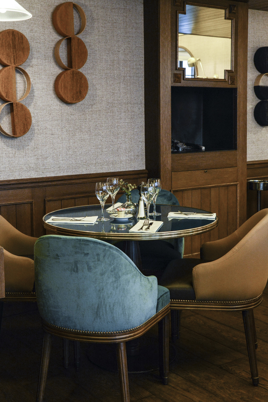 Le Studio Emma Roux een collaboration avec Christopher Matignon Architecte d'intérieur ont participé aux travaux de rénovation du restaurant Le Chalet à Paris. Fauteuil et table sur mesure.