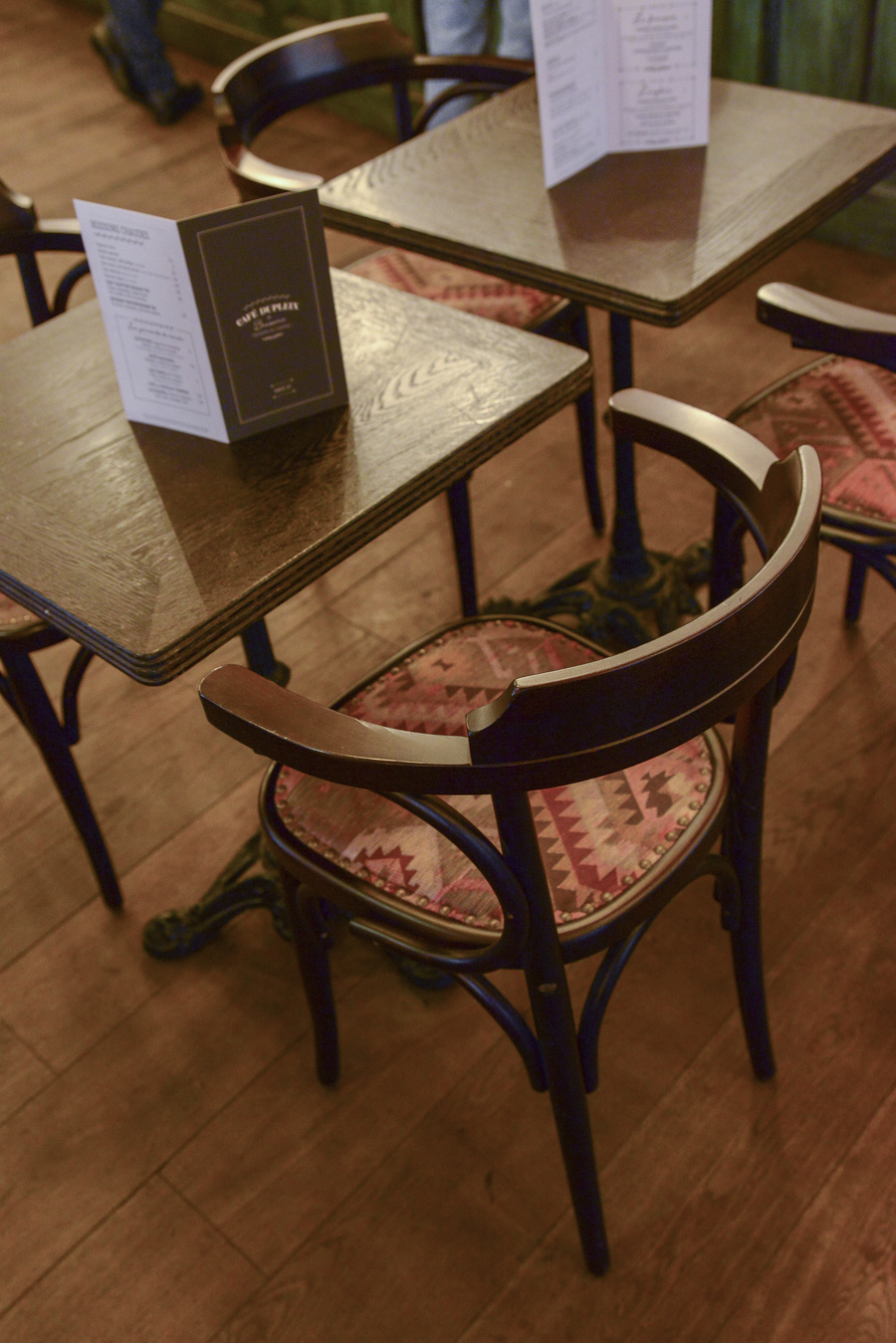 Le Studio Emma Roux a décoré le bistrot Dupleix à Paris. Comptoir, bois, menuiserie, bar, chaise, table, store.