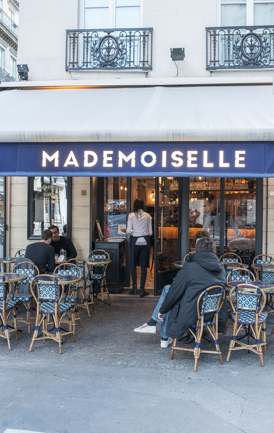 Comptoir et tabourets de bar du Café Mademoiselle de Paris. Sol en mosaique Whickelmans. Décoration par le Studio Emma Roux