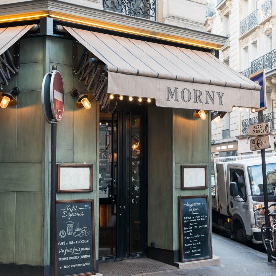 Devanture du restaurant Le Morny à Paris. Décoration par le Studio Emma Roux