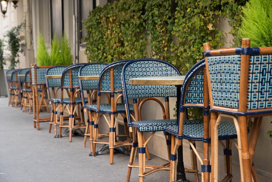 Terrasse et extérieur du restaurant Le Marloe de Paris, dominante de bleu et mobilier extérieur Maison Gatti décoration par le studio Emma Roux