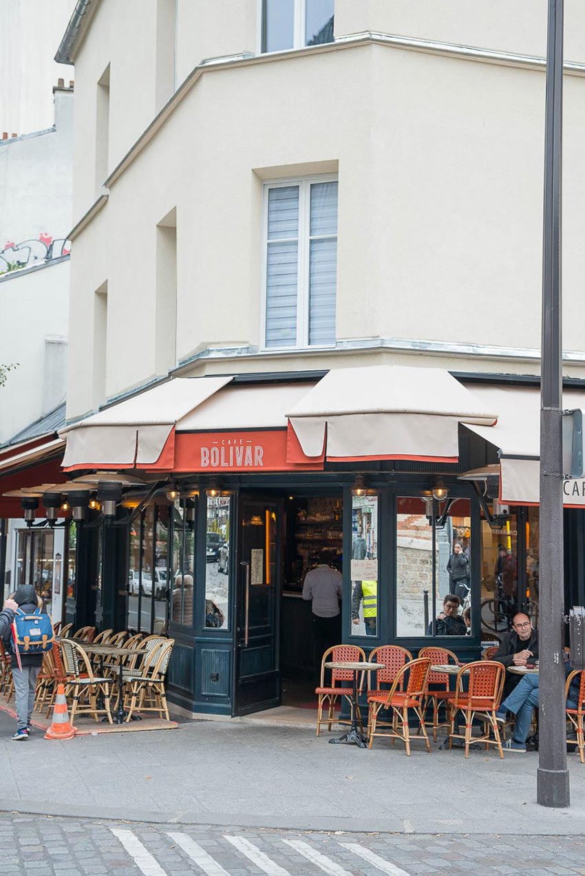 Façade vitrée et terrasse du Café Bolivar à Paris dont la décoration a été faite par le Studio Emma Roux