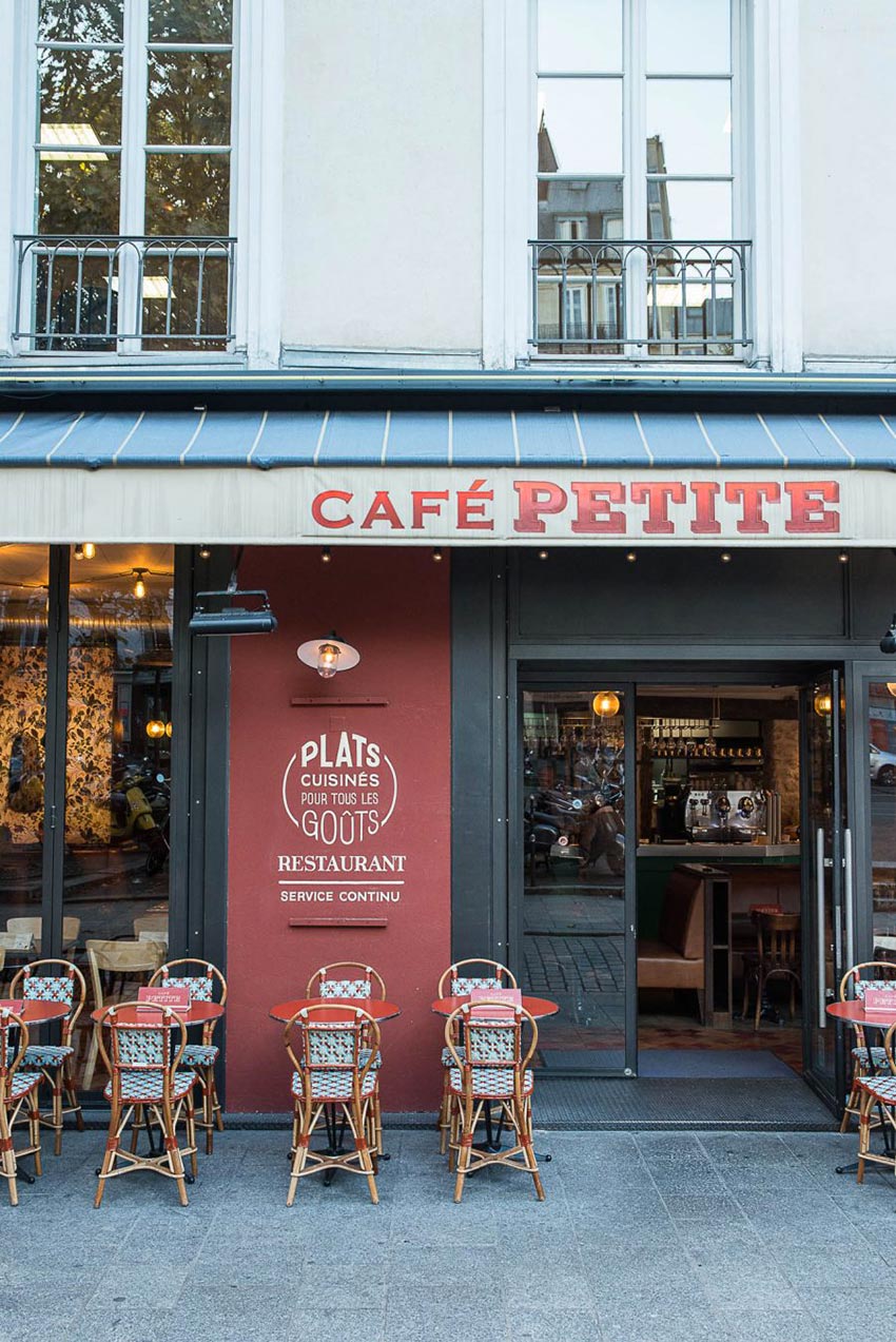 Façade du Café Petite, avec son mobilier d'extérieur décoration par le Studio Emma Roux