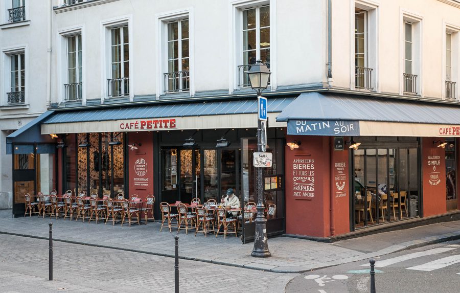Terrasse et façade du Café Petite à Paris décoration par le Studio Emma Roux