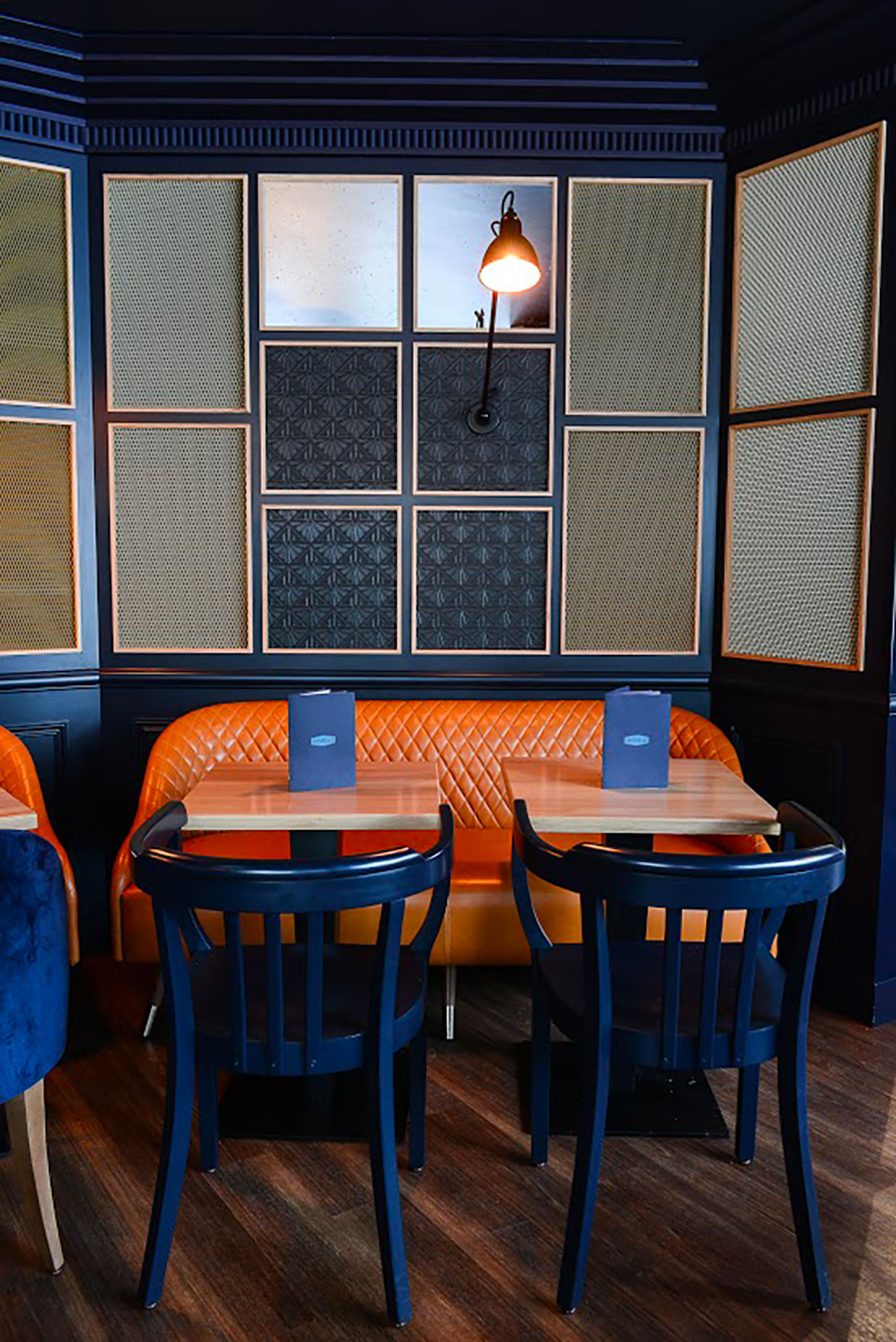 Le Studio Emma Roux a décoré le café Gabrielle de Paris, banquettes de cuir et mobilier de bois