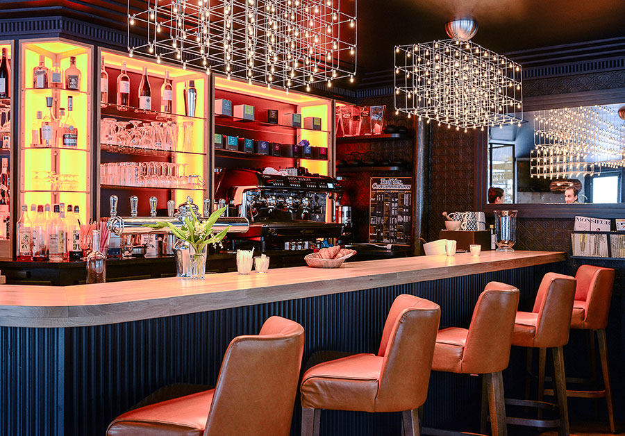 Le Studio Emma Roux a été choisi pour décorer le Café Gabrielle de Paris dans l'esprit des brasseries Parisiennes.