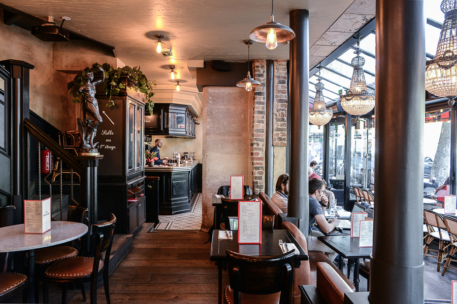 La décoration du Café République a été imaginée par le Studio Emma Roux en charge du projet. Reelooking et décoration