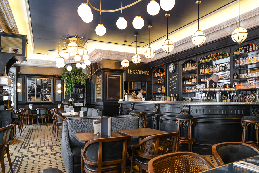 La décoration du restaurant Le Sancerre de Paris dans le quartier de Montmartre, a été réalisée par le Studio Emma Roux. Luminaires, terrasse, mobilier, identité visuelle.