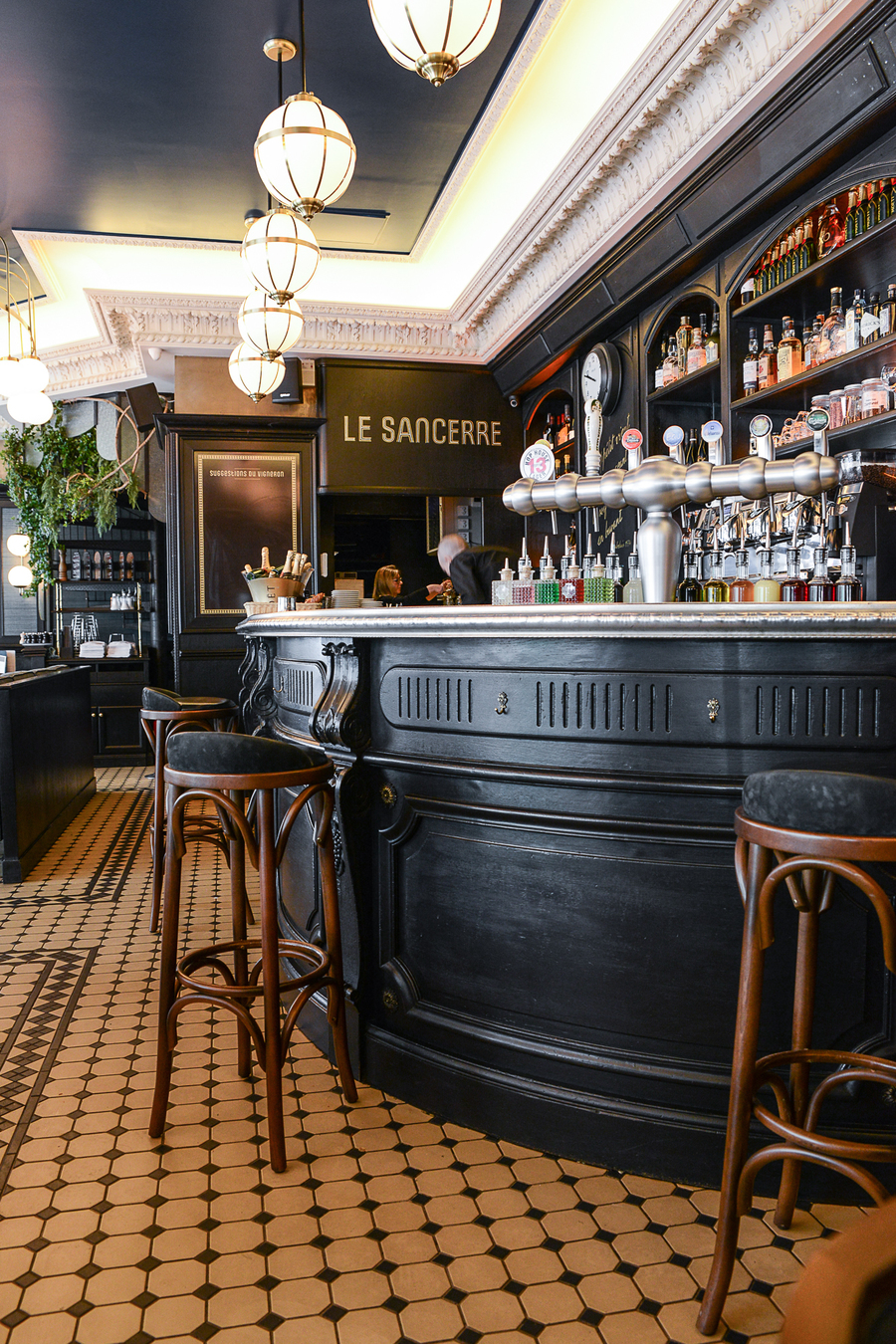 La décoration du restaurant Le Sancerre de Paris dans le quartier de Montmartre, a été réalisée par le Studio Emma Roux. Luminaires, terrasse, mobilier, identité visuelle.