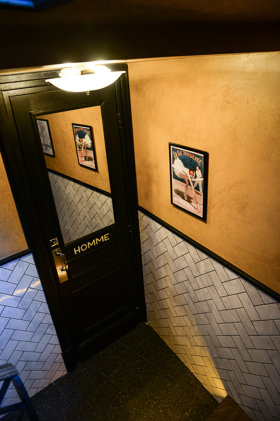 La décoration de la Brasserie Le Vrai Paris dans le quartier de Montmartre de Paris dans le quartier de Montmartre, a été réalisée par le Studio Emma Roux. Luminaires, terrasse, mobilier, identité visuelle.