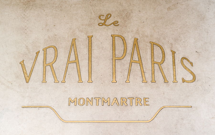 La décoration de la Brasserie Le Vrai Paris dans le quartier de Montmartre de Paris dans le quartier de Montmartre, a été réalisée par le Studio Emma Roux. Luminaires, terrasse, mobilier, identité visuelle.