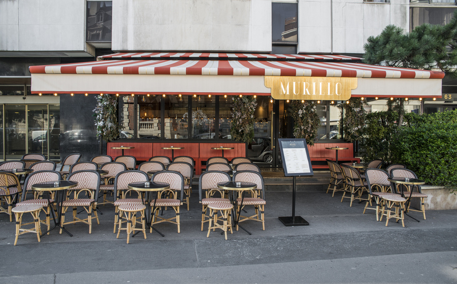 Restaurant Le Murillo de Paris - Décoration Emma Roux. Chaises extérieures en cannage. Plateaux émaillés cerclage laiton.