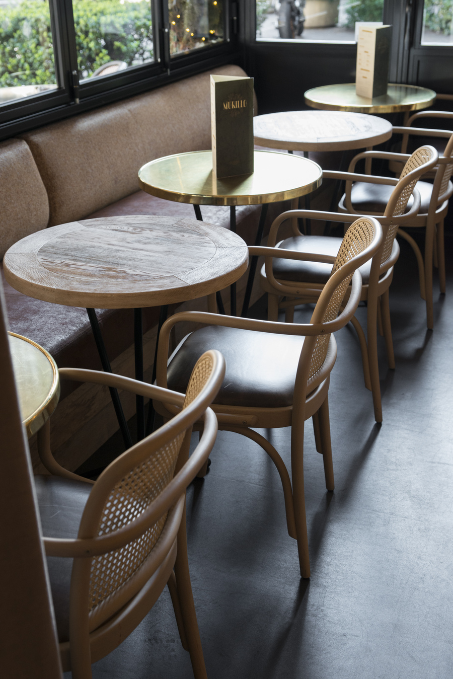 Restaurant Le Murillo de Paris - Décoration Emma Roux. Chaise en cannage et galette de cuir. Plateaux de bois.