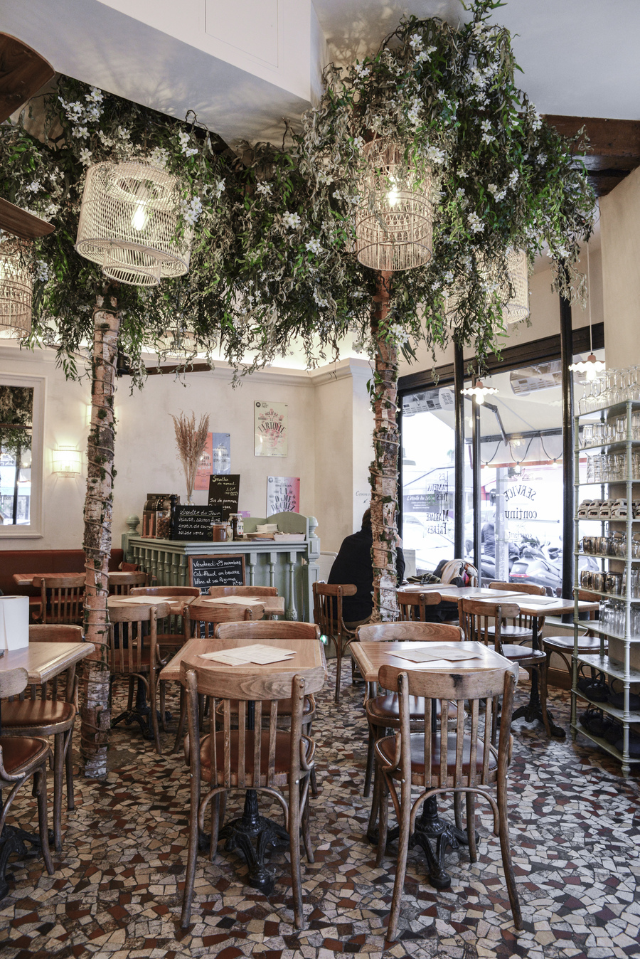 La décoration du restaurant L'arbre à Cannelle a été réalisée par Le Studio Emma Roux, agence de décoration à Paris. Mobilier sur mesure, peinture, menuiserie.
