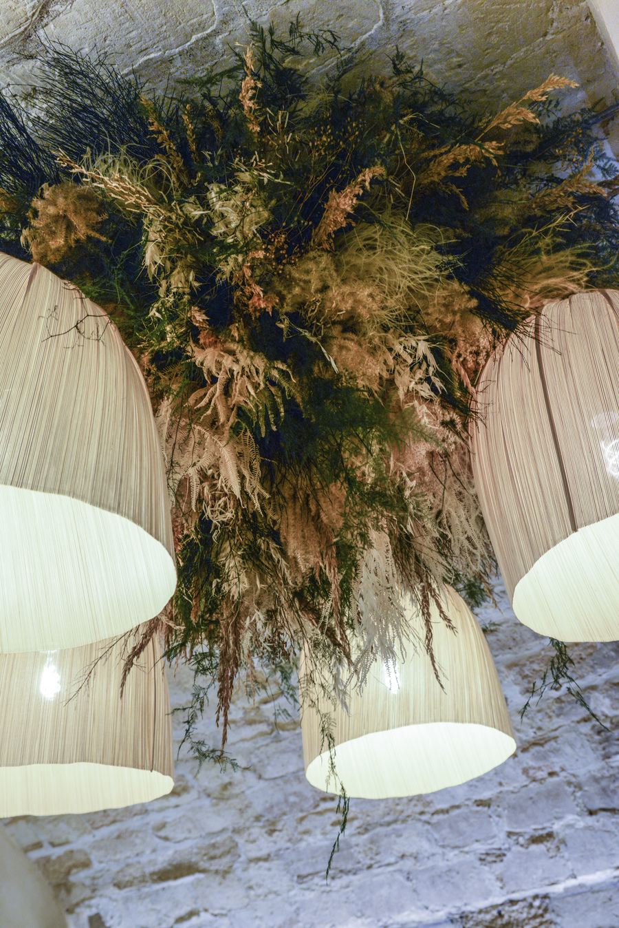 La décoration du restaurant L'arbre à Cannelle a été réalisée par Le Studio Emma Roux, agence de décoration à Paris. Luminaire, fleur, carrelage.