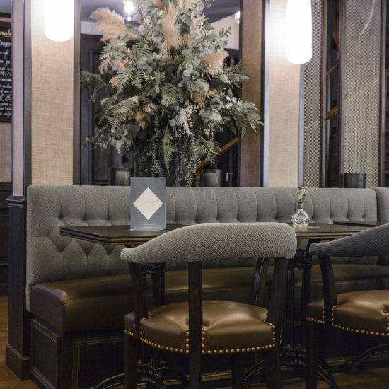 Le Studio Emma Roux en collaboration avec Christopher Matignon Architecte d'intérieur ont participé aux travaux de rénovation du restaurant Le Chalet à Paris. Fauteuil et table sur mesure.