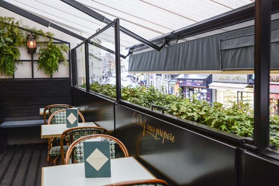Le Studio Emma Roux en collaboration avec Christopher Matignon Architecte d'intérieur ont participé aux travaux de rénovation du restaurant Le Chalet à Paris. Terrasse