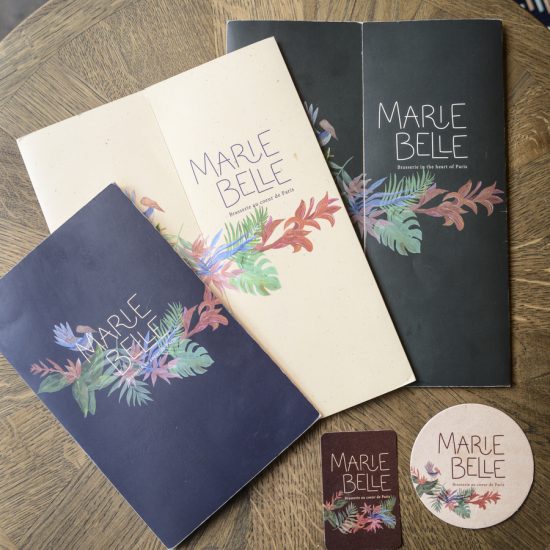 Le Studio Emma Roux a élaboré les cartes et l'identité visuelle du Marie Belle à Paris